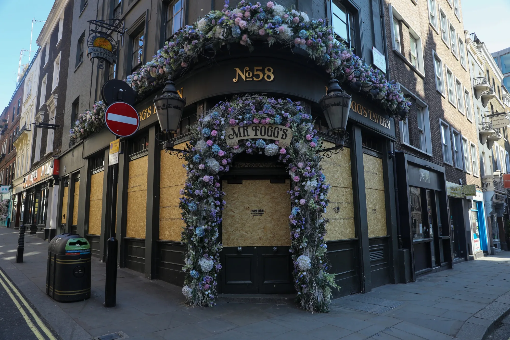 A boarded-up pub stands in the West End in London, U.K., on&nbsp;April 15.