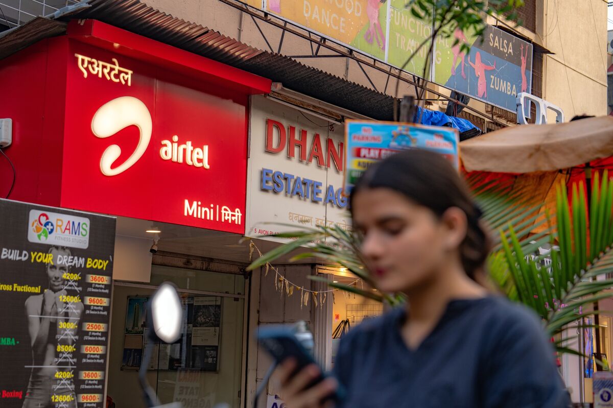 Singtel Offers $1.2 Billion Stake in Bharti Airtel, Terms Show