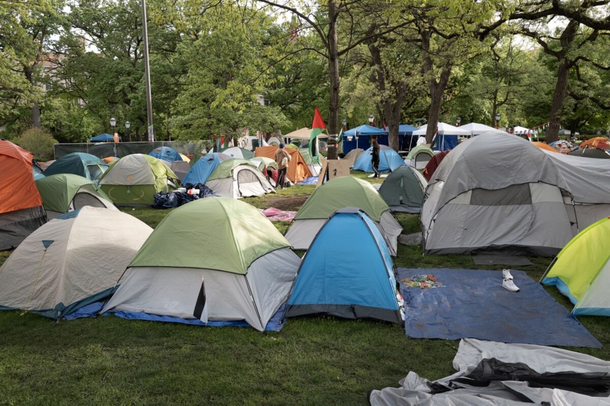 University of Chicago Ends Pro-Palestinian Campus Encampment Without ...