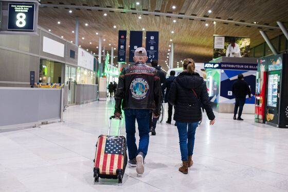 Doughnuts and Delays as Europeans Fly to U.S. After 600 Days