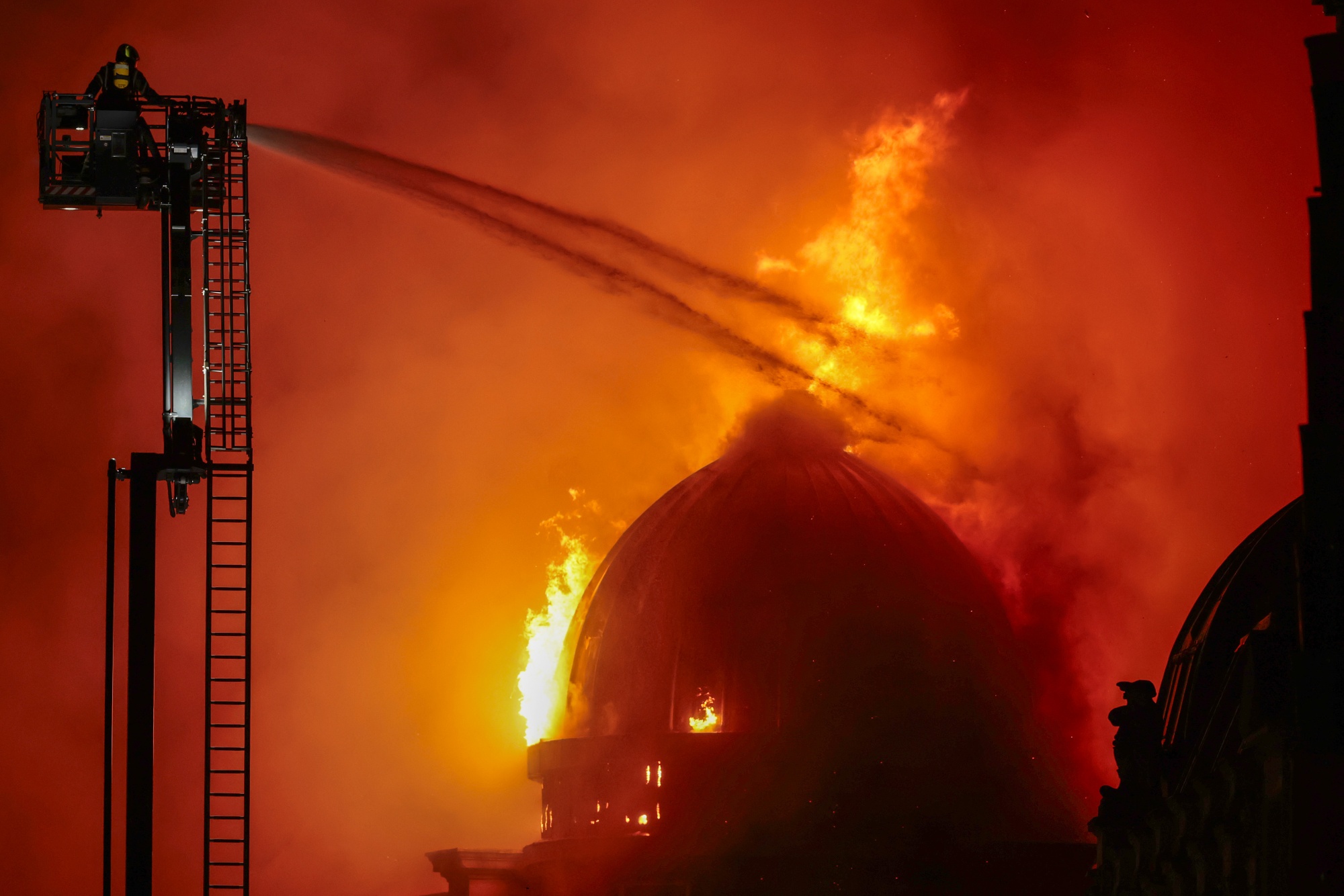 GLASGOW, SCOTLAND - MARCH 08: The Fire Brigade fight a blaze in the vicinity of Central Station on March 08, 2026 in Glasgow, Scotland. Glasgow Central Station is closed due to a major fire and explosion at a building on nearby Union Street. Firefighters are at the scene and all trains to and from the station have been cancelled. (Photo by Jeff J Mitchell/Getty Images) Photographer: Jeff J Mitchell/Getty Images Europe