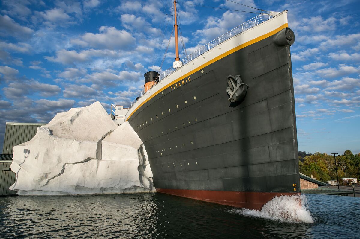 Wall of Ice Collapses At Titanic Museum in Tennessee, 3 Hurt - Bloomberg