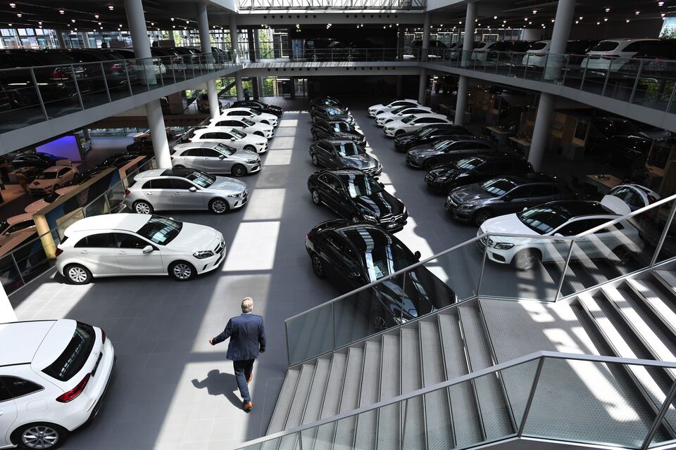 Europe’s Car-Sales Slump Slowly Eases With 24% Drop For June - Bloomberg