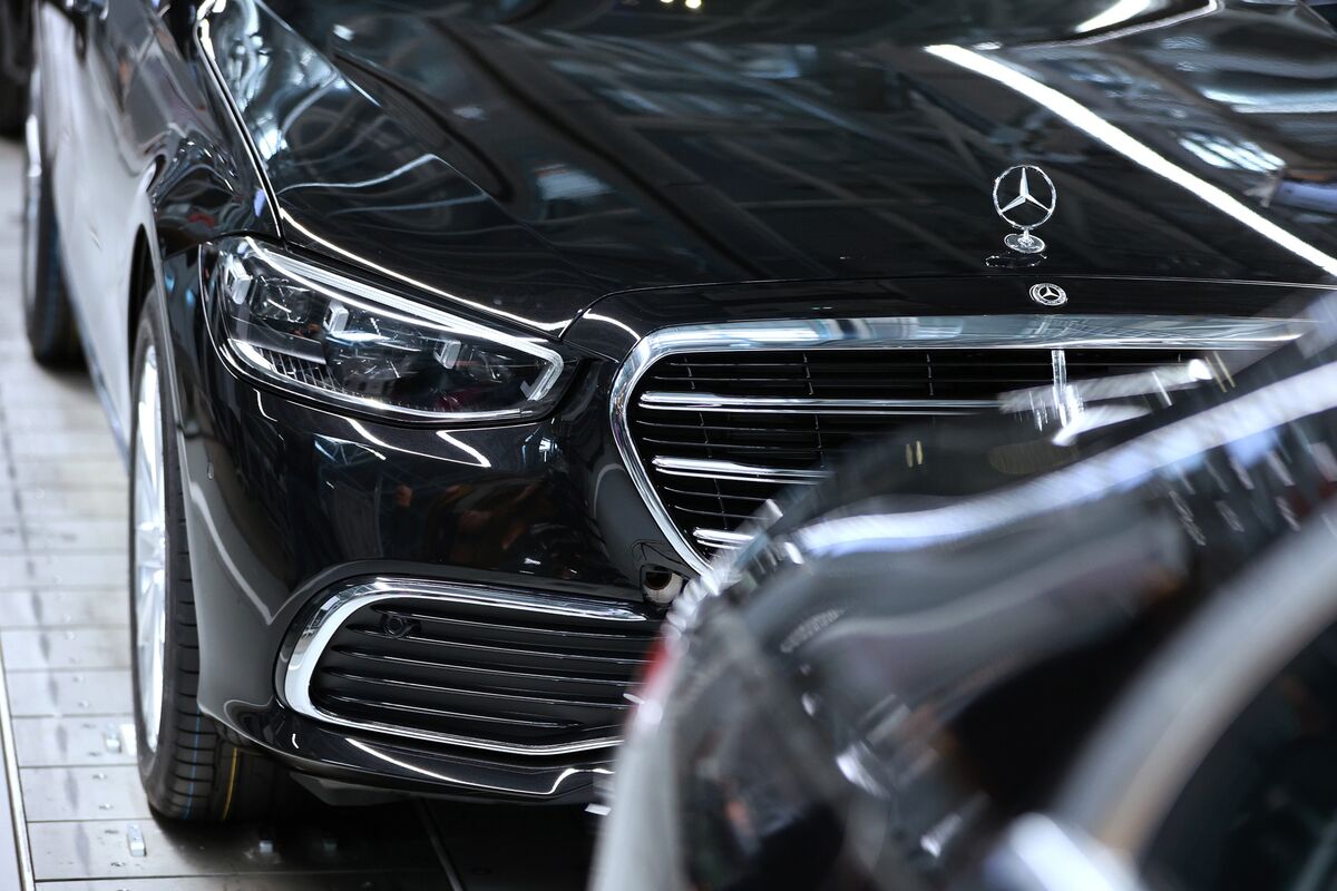 Mercedes S-Class, Porsche Stand to Lose Most in China Tariff Row
