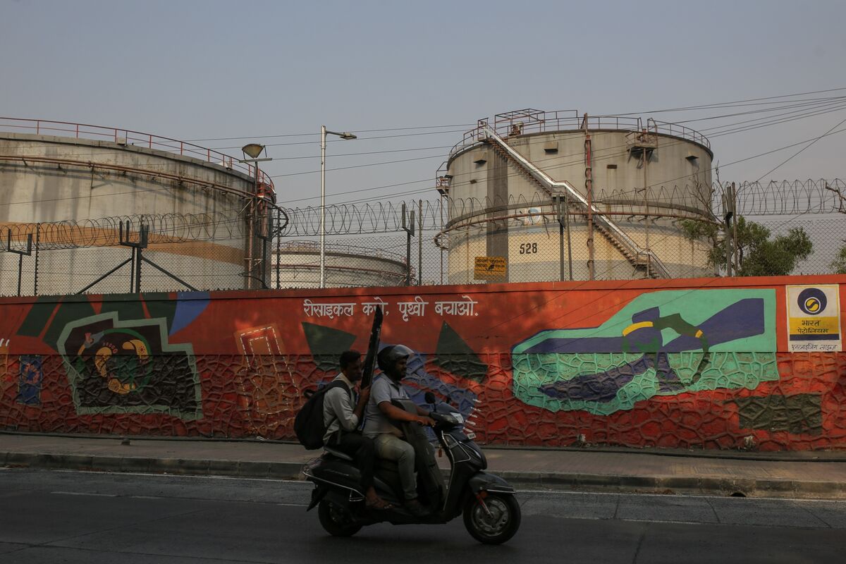 Indian Imports of Russian Oil Seen Halving on US Order - Bloomberg
