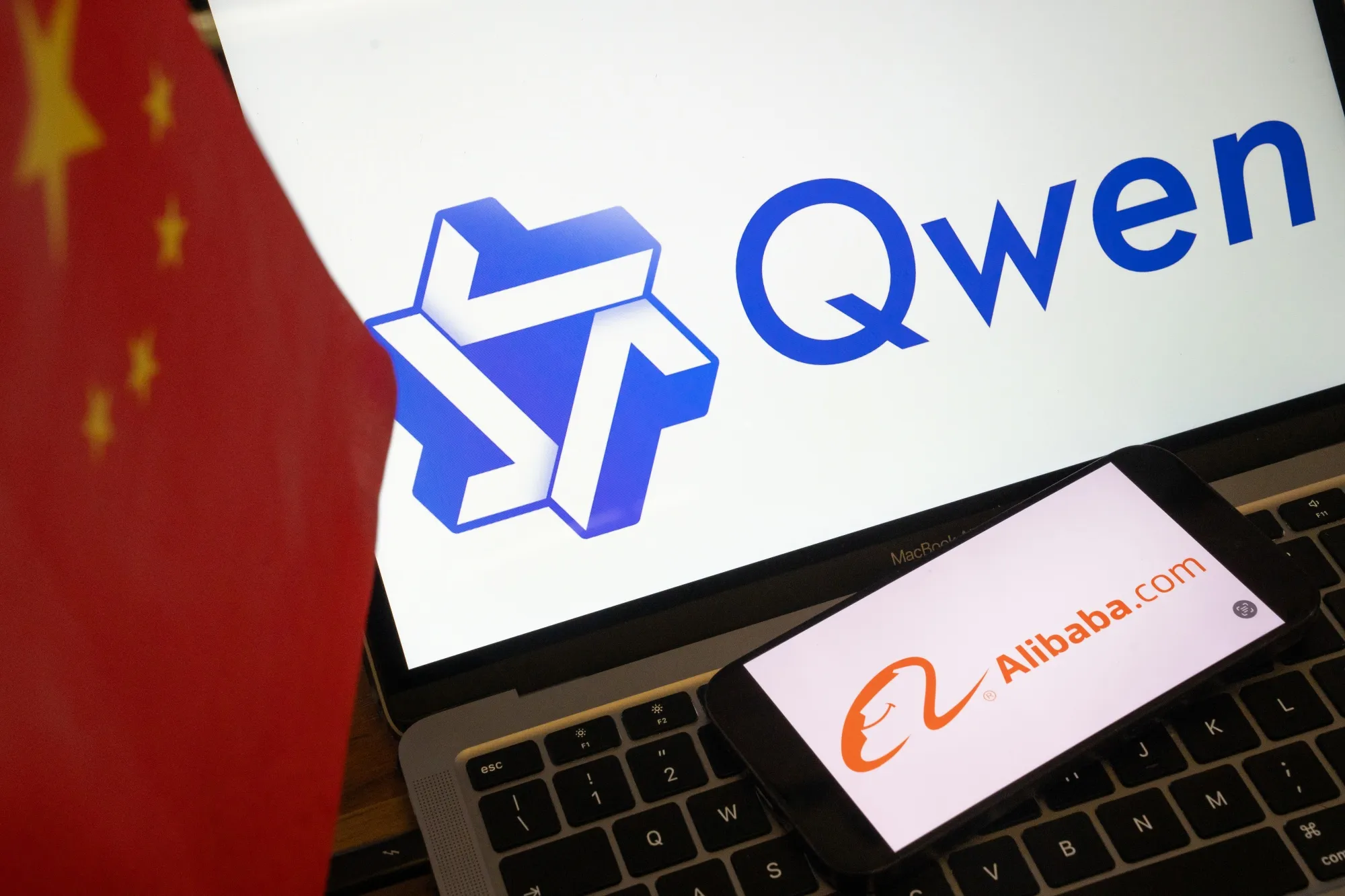 Los logotipos de Alibaba Group Holding, abajo, y el modelo Qwen AI de la empresa.