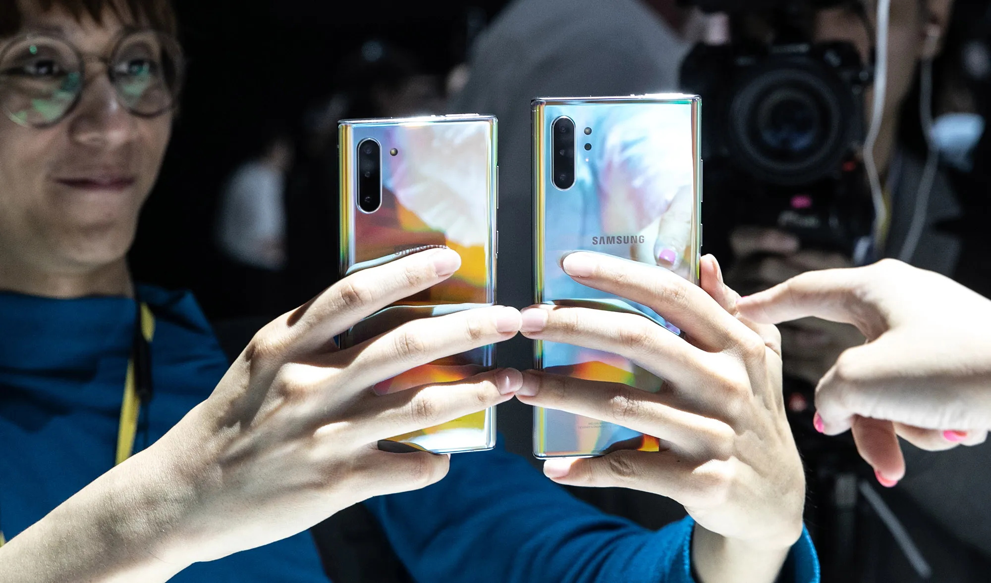An attendee holds Samsung Galaxy Note 10 smartphones during a&nbsp;product launch event in Brooklyn, New York&nbsp;on&nbsp;Aug. 7.