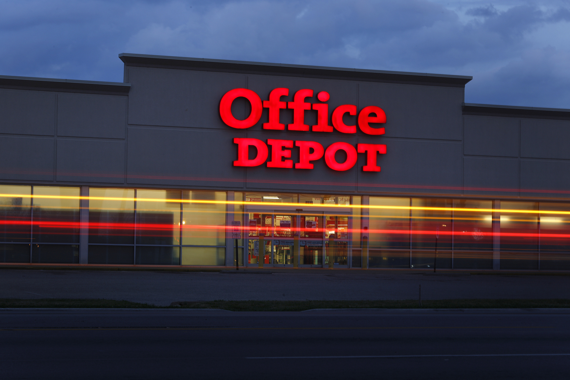 Office Depot Parent Delays Split After Receiving Another Bid - Bloomberg