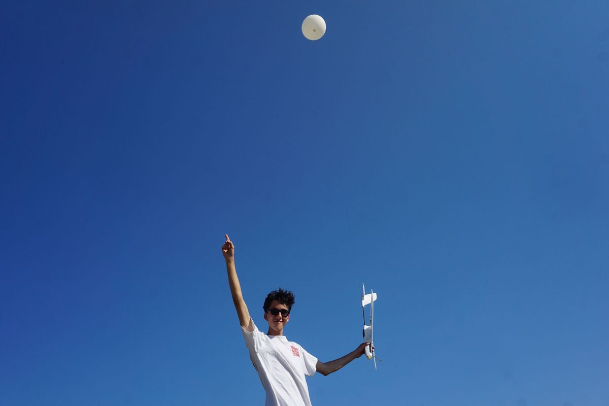 ‘Gliderboy’ Reinvents Humble Weather Balloon With Flight Home