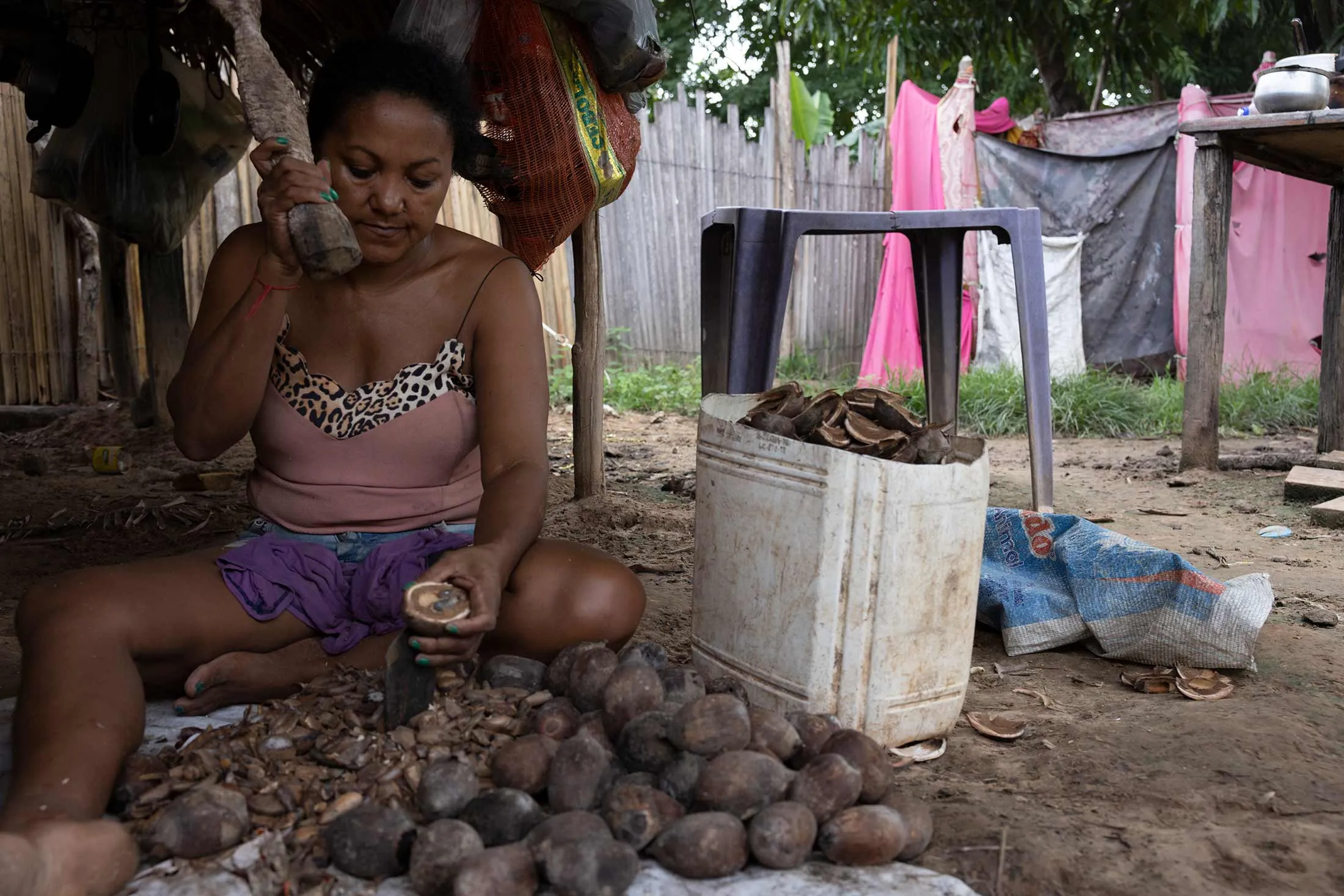 Dora de Matos Teixeira parte nueces de babasú para extraer granos que se trituran para producir aceite.