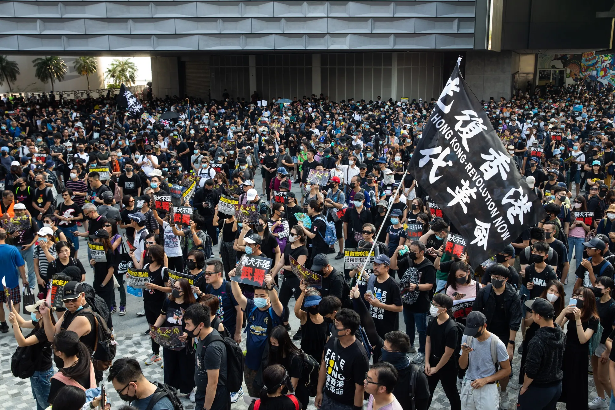 香港の週末デモ21週連続、世界各地の抗議行動に影響及ぼす - Bloomberg