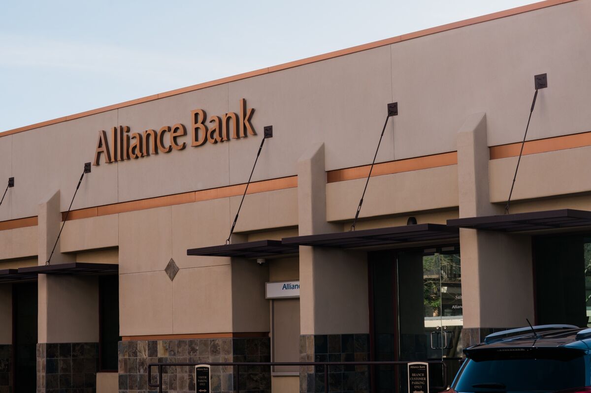 Credit Markets Wobble as Loan Losses Revive Bank Crisis Fears