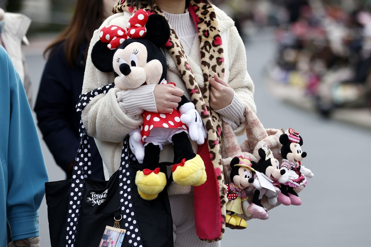 Disney Shares Fall as Pay TV Woes Overshadow Parks, Streaming