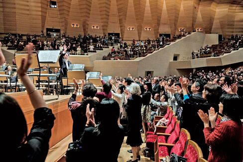 A standing ovation for the orchestraās final concert.