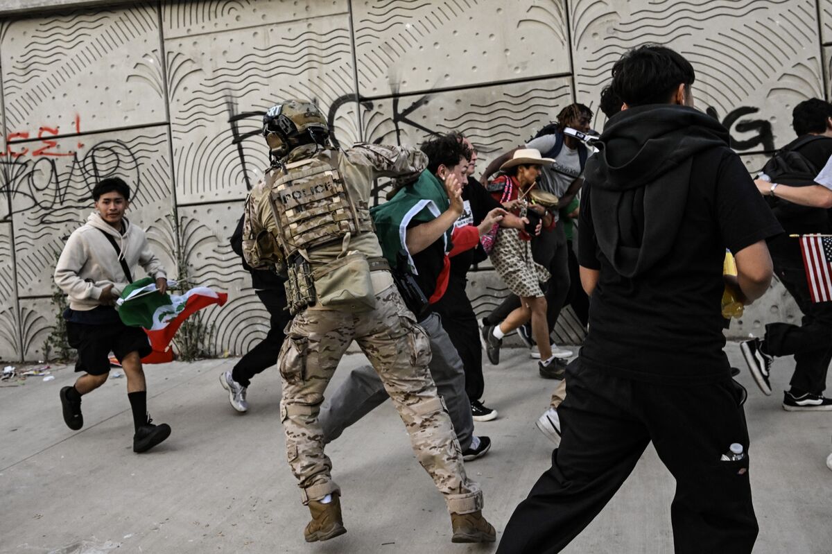 ICE Protests in LA Are Forcing a Tough Choice on Democrats