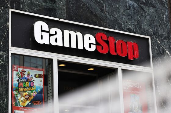 SEC ‘Monitoring’ GameStop Frenzy as Warren Pressures Regulators
