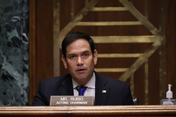 Trump Shadow Hard to Escape as 2024 Hopefuls Seek Spotlight