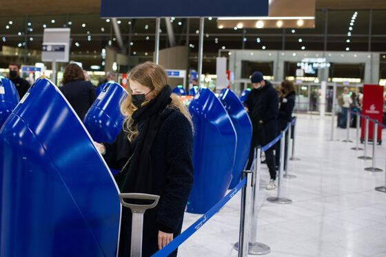 Doughnuts and Delays as Europeans Fly to U.S. After 600 Days