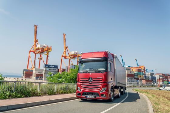 Mercedes Brings Hands-Free Driving to Its 40-Ton Highway Hauler