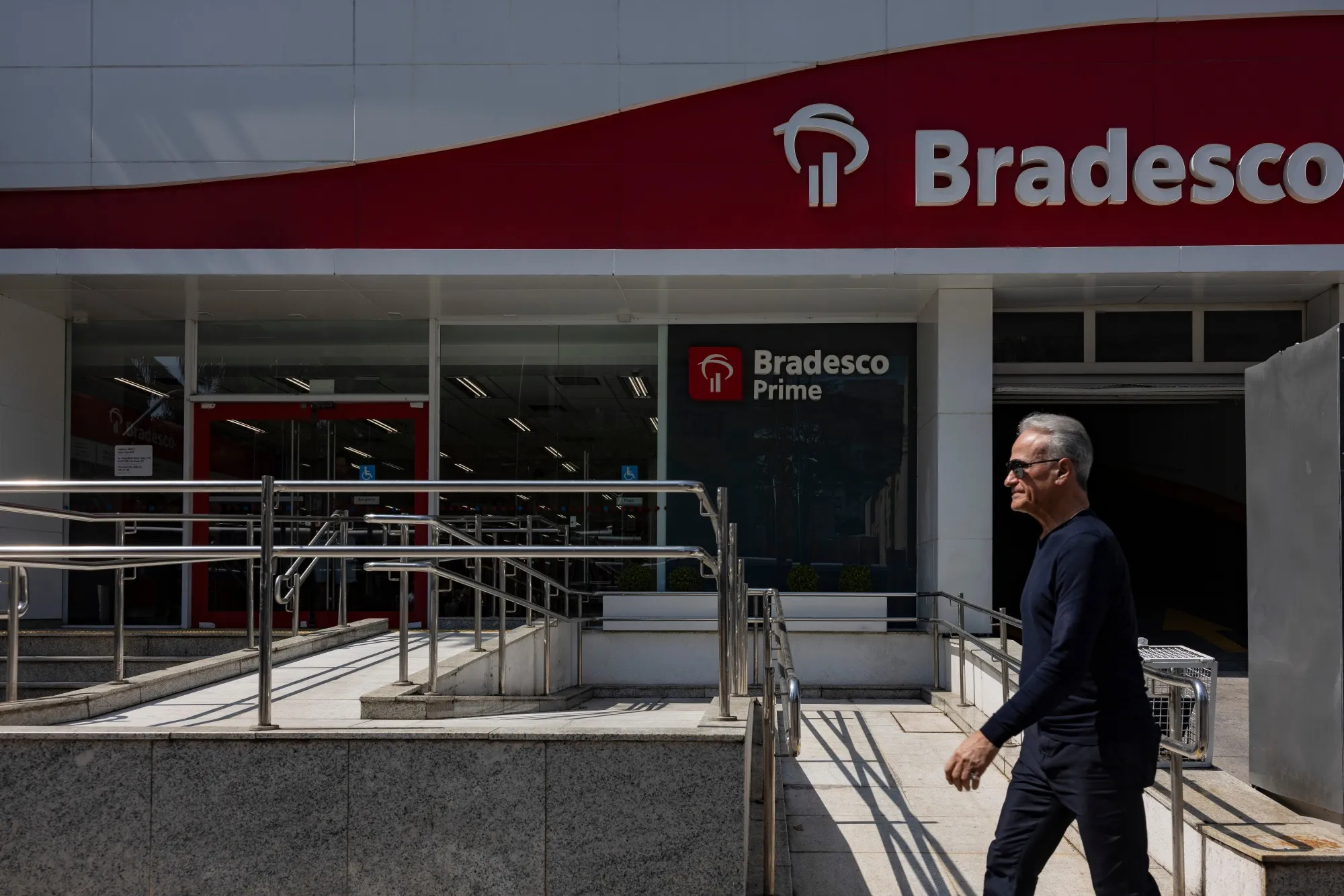 Um pedestre passa em frente a uma agência do Banco Bradesco no distrito financeiro de São Paulo, Brasil.