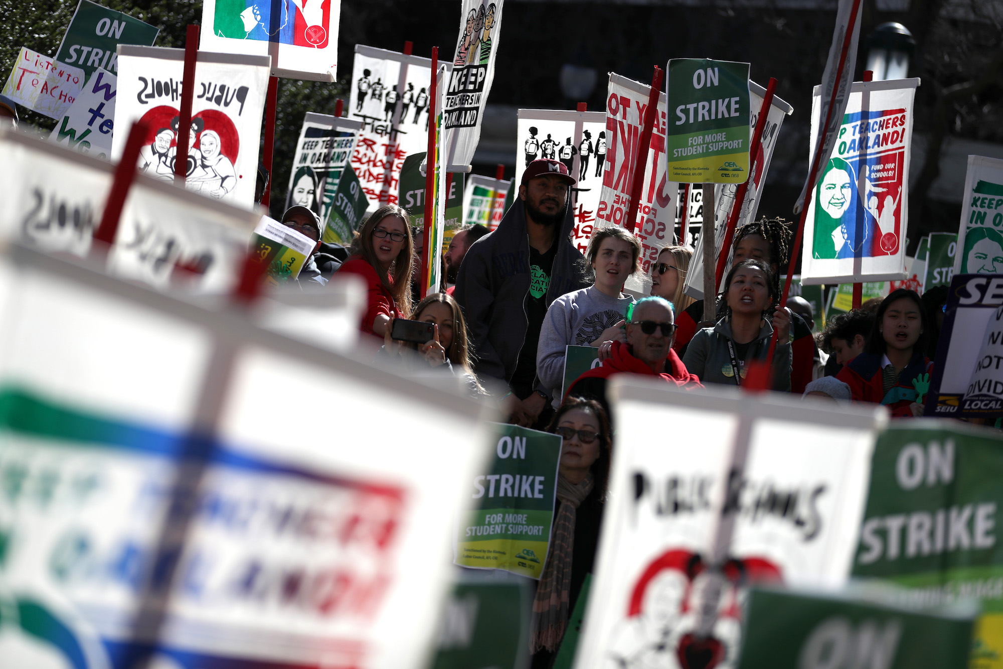 Oakland Teachers Go Back To Class After Strike Over Pay - Bloomberg