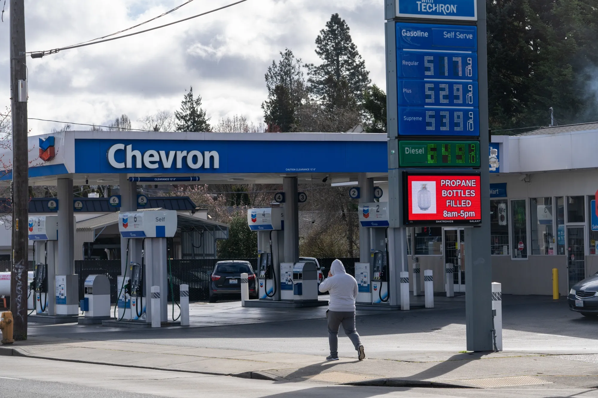 ガソリンスタンドに表示された無鉛ガソリンとディーゼル燃料の価格（シアトル、3月9日）
