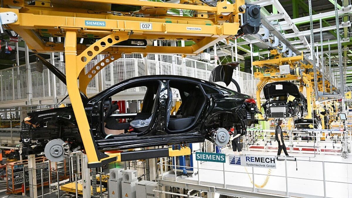 German Manufacturing Revival Boosts Euro-Zone Business Activity German Manufacturing Revival Boosts Euro-Zone Business Activity