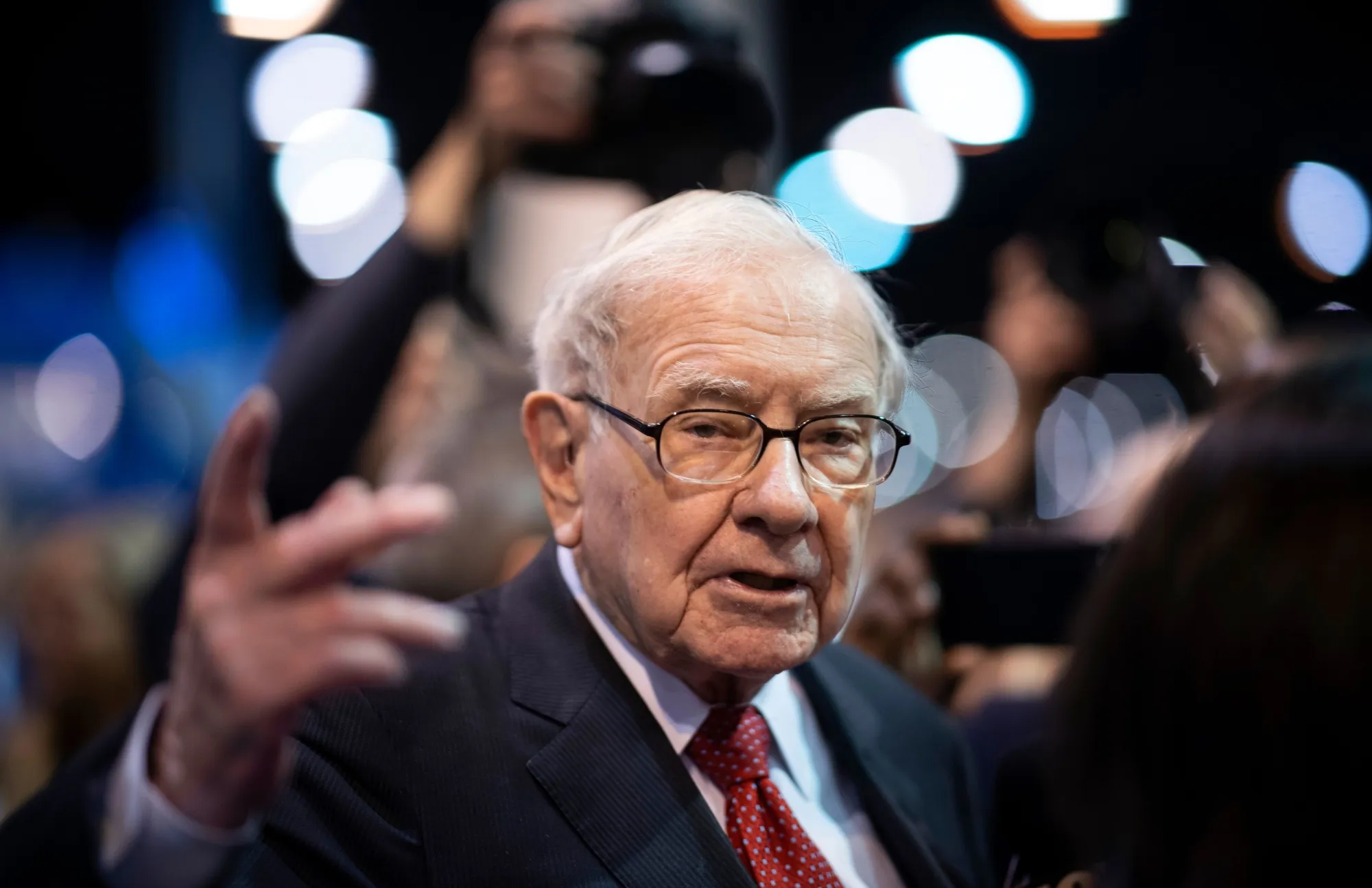 The Warren Buffett Way to Profit From the Energy Crisis - Bloomberg