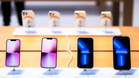 Apple Tells Suppliers iPhone Demand Has Slowed as Holidays Near
