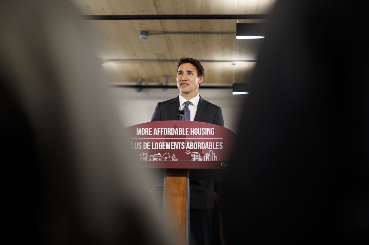 Justin Trudeau Says Spending Won't Fuel Inflation. Bank of Nova Scotia Disagrees - Bloomberg