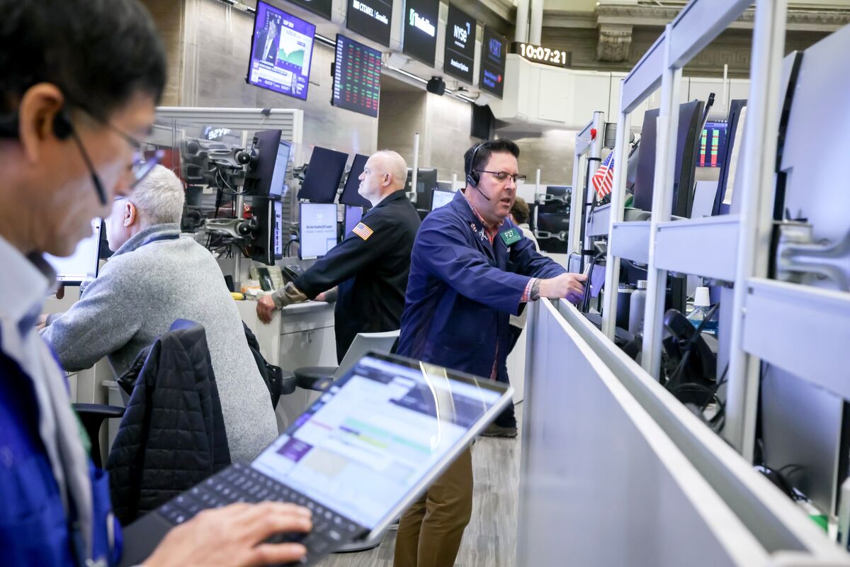 Hedge Funds Bet Against Stocks as AI Selloff Deepens