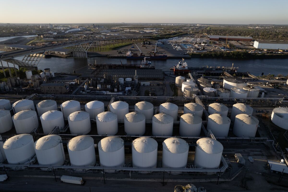 Oil Slumps as Trump Says Iran Deal Agreed and Hormuz to Reopen