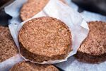 Uncooked Beyond Meat Inc. plant-based burger patties sit in the kitchen inside a TGI Friday's Inc. restaurant。