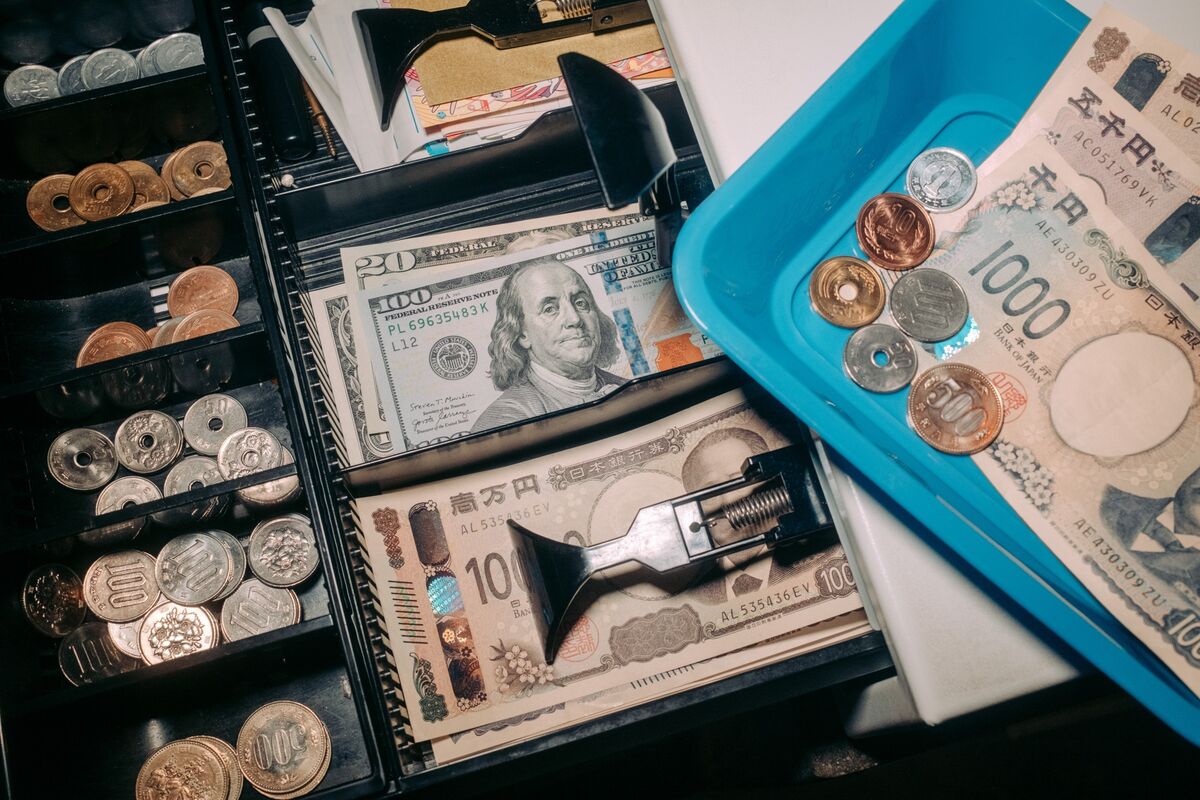 Top Currency Forecaster Says Yen May Reach 170 Against Dollar