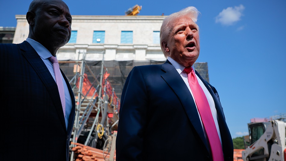 Trump Visits Fed, Reverses Threat to Fire Chair Powell