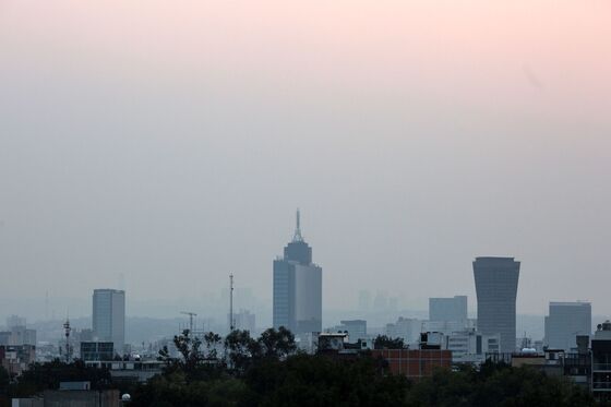 Mexico City Residents Told to Stay Indoors as Pollution Worsens