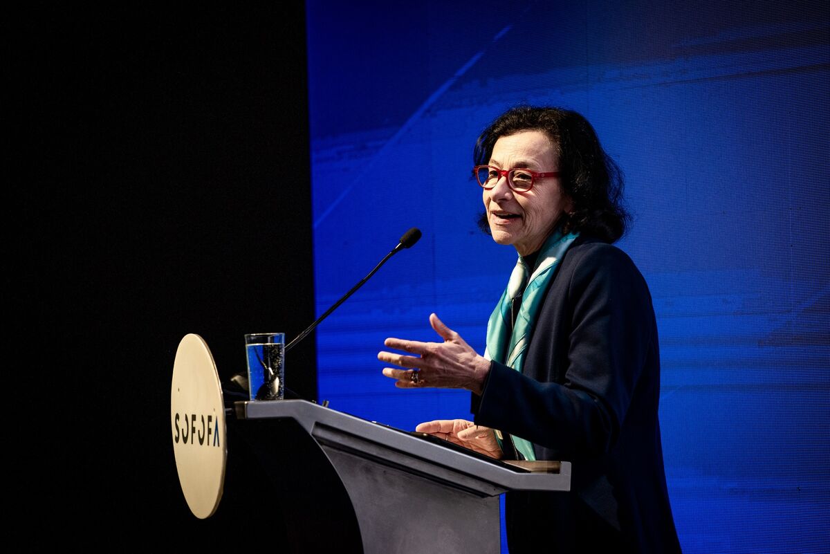 bloomberg.com - Carolina Gonzalez - Chile Set to Hold Rates as Fed Risk Overshadows Slumping Economy