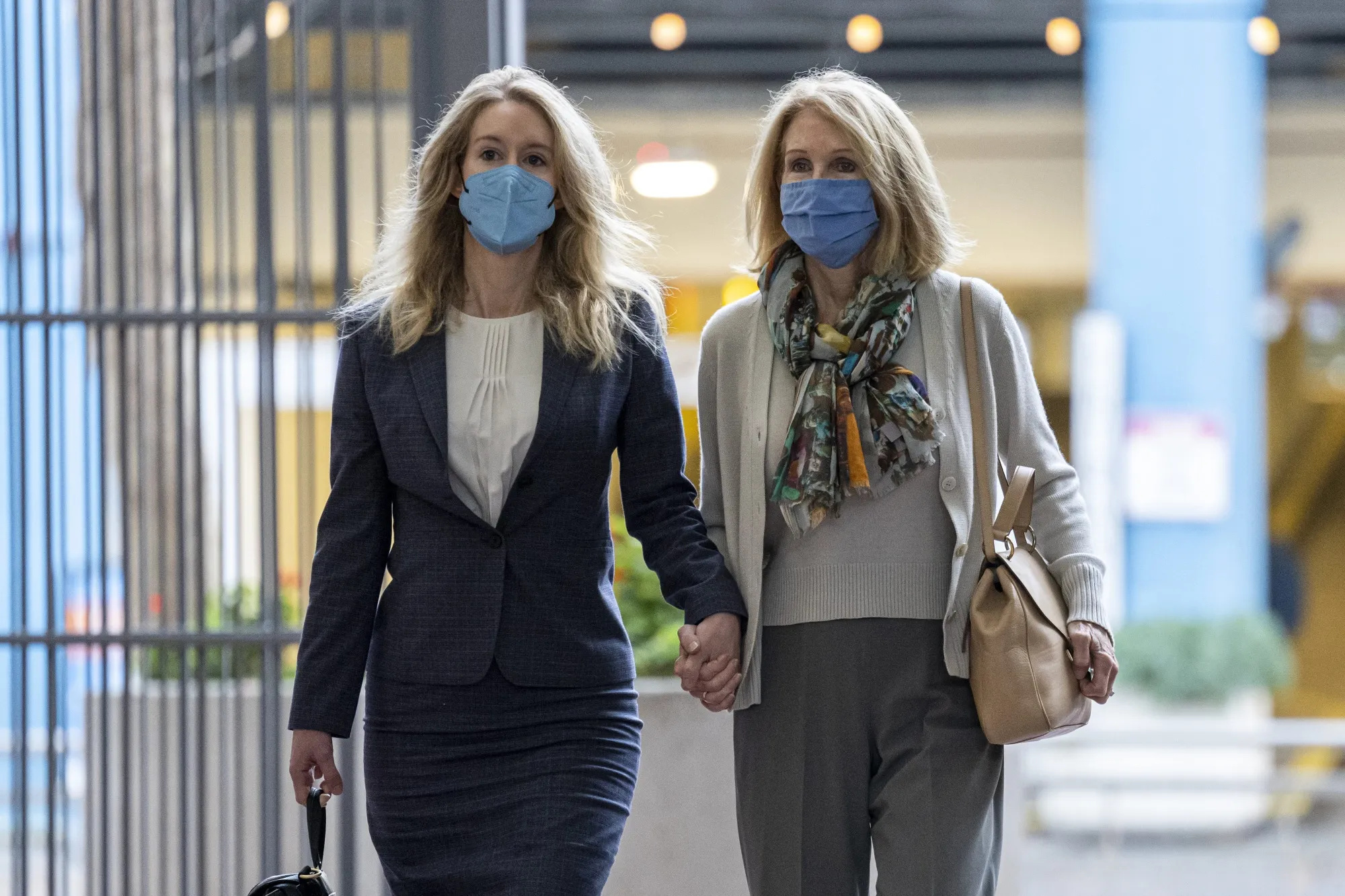 Elizabeth Holmes, founder of Theranos Inc., left, arrives with her mother at federal court in San Jose, California, U.S., on Tuesday, Nov. 2, 2021.&nbsp;