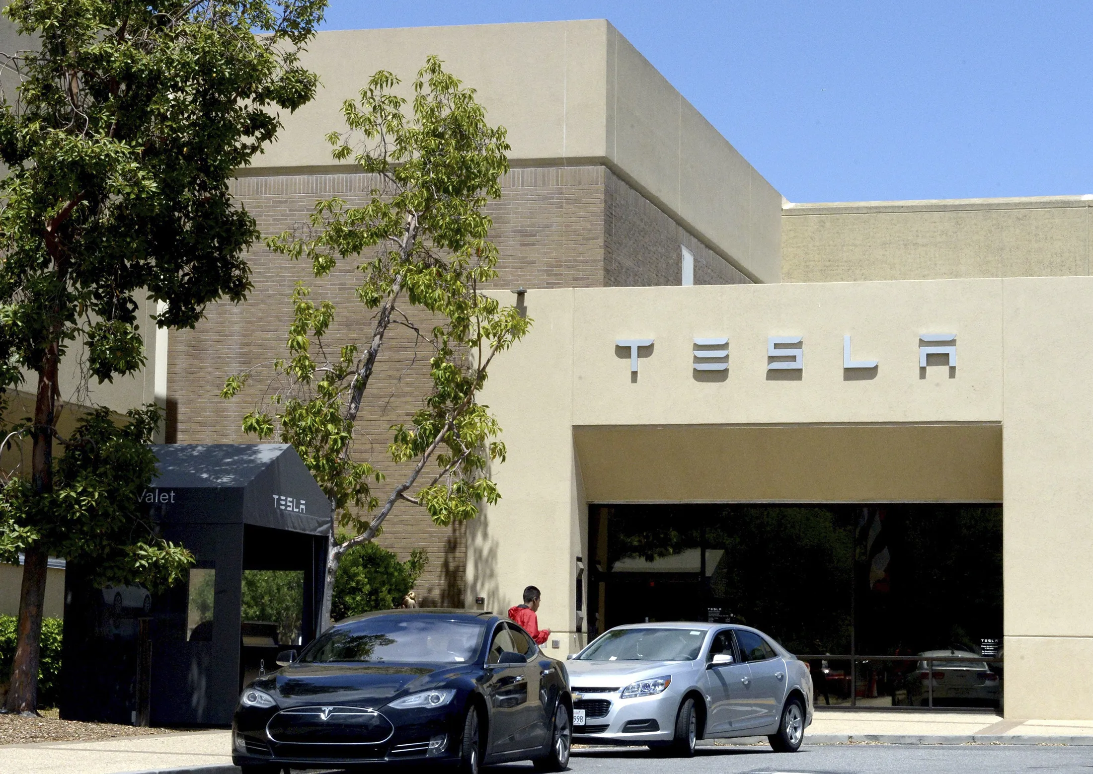Cars parked in front of the corporate headquarters of US car manufacturer Tesla,&nbsp;Palo Alto, California, May 2017.

Photo by Andrej Sokolow/picture alliance via Getty Images.