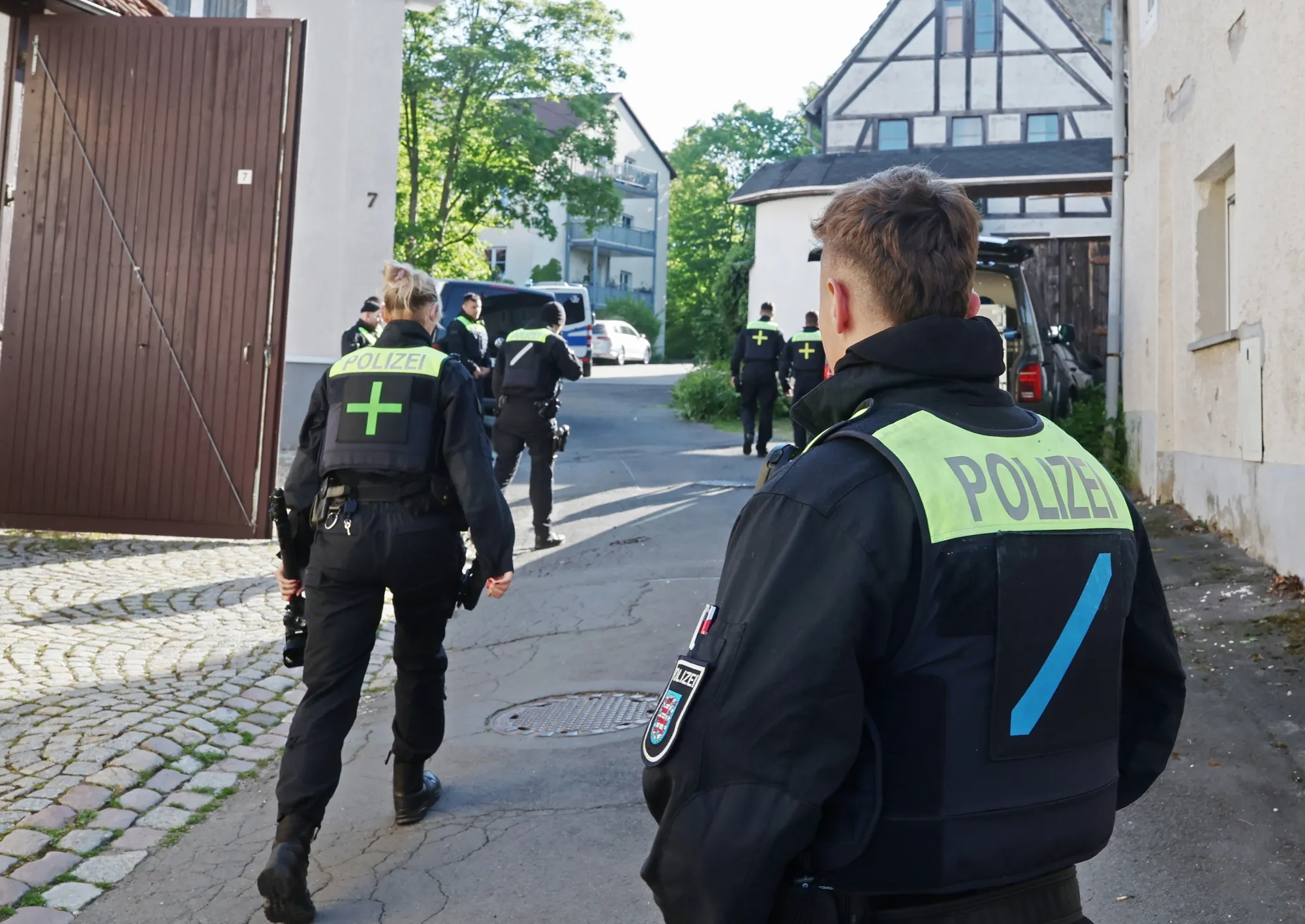 Police officers search buildings following the ban of the Reichsbuerger group "Kingdom of Germany"&nbsp;in Thuringia, on May 13.&nbsp;&nbsp;