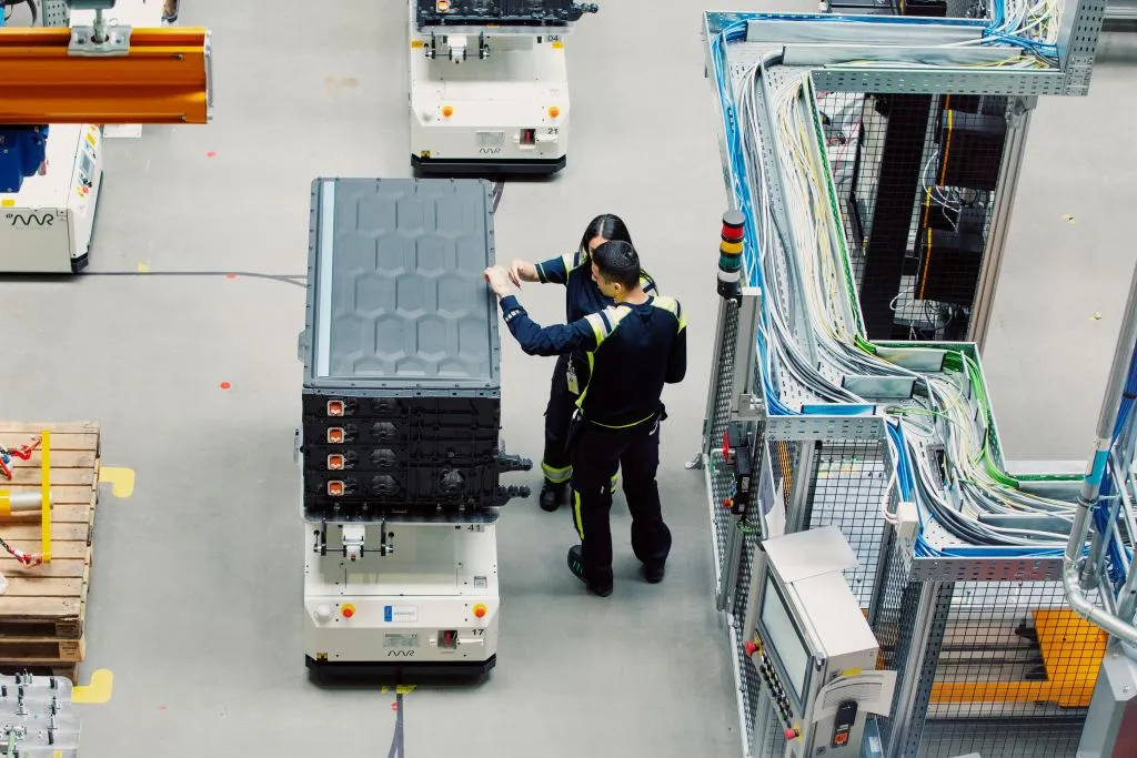 Swedish truck maker Scania is ramping up production of electric rigs now that previously delayed batteries from Northvolt AB have begun arriving in greater numbers.