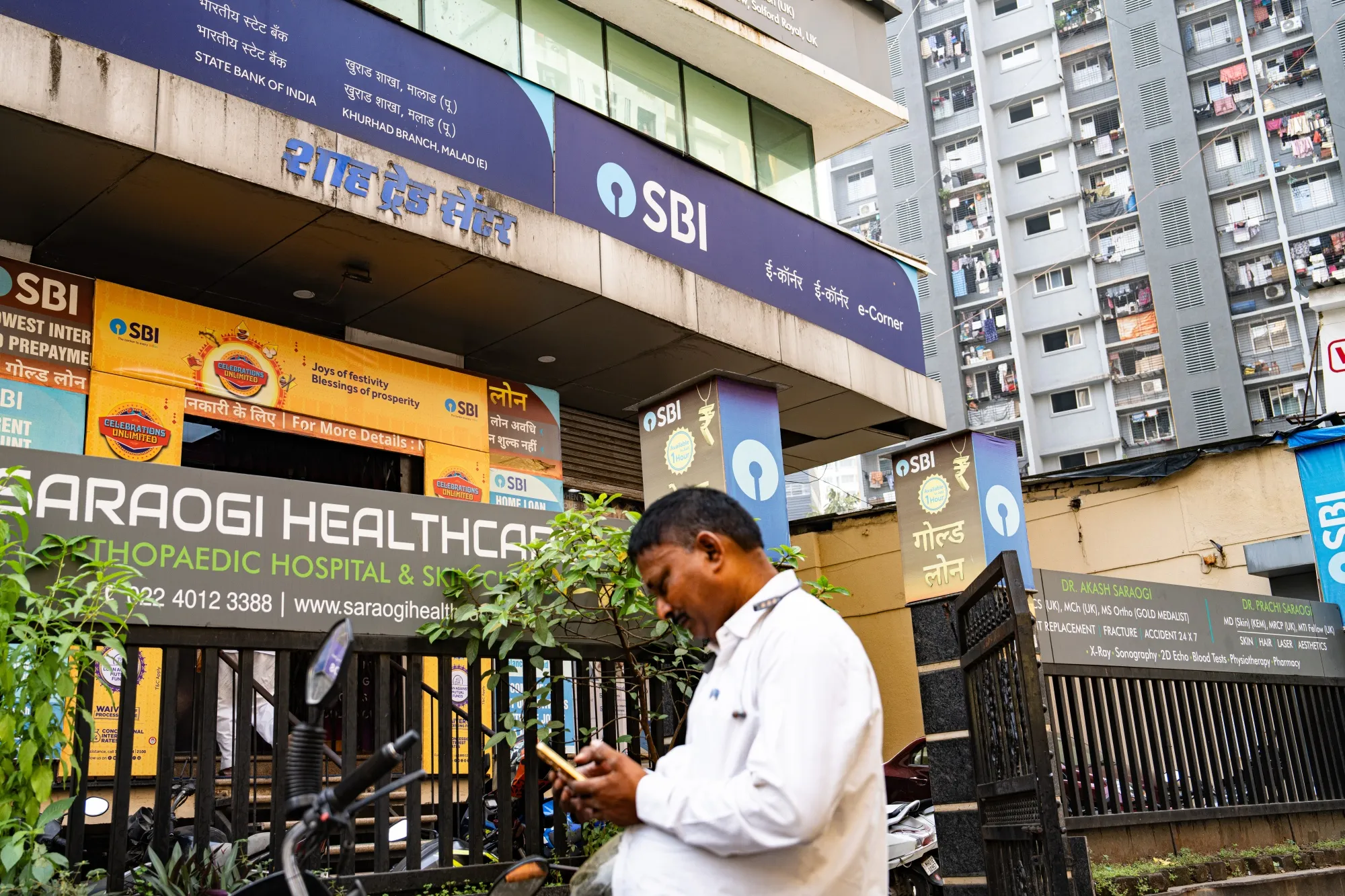 Trading Ban Upends Biggest Indian Bank’s $5 Billion Rupee Short