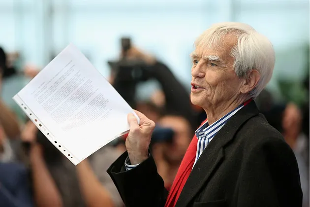 Hans-Christian Ströbele, member of Germany’s Green Party and the Bundestag, holds a letter from Edward Snowden on Nov. 1 in Berlin