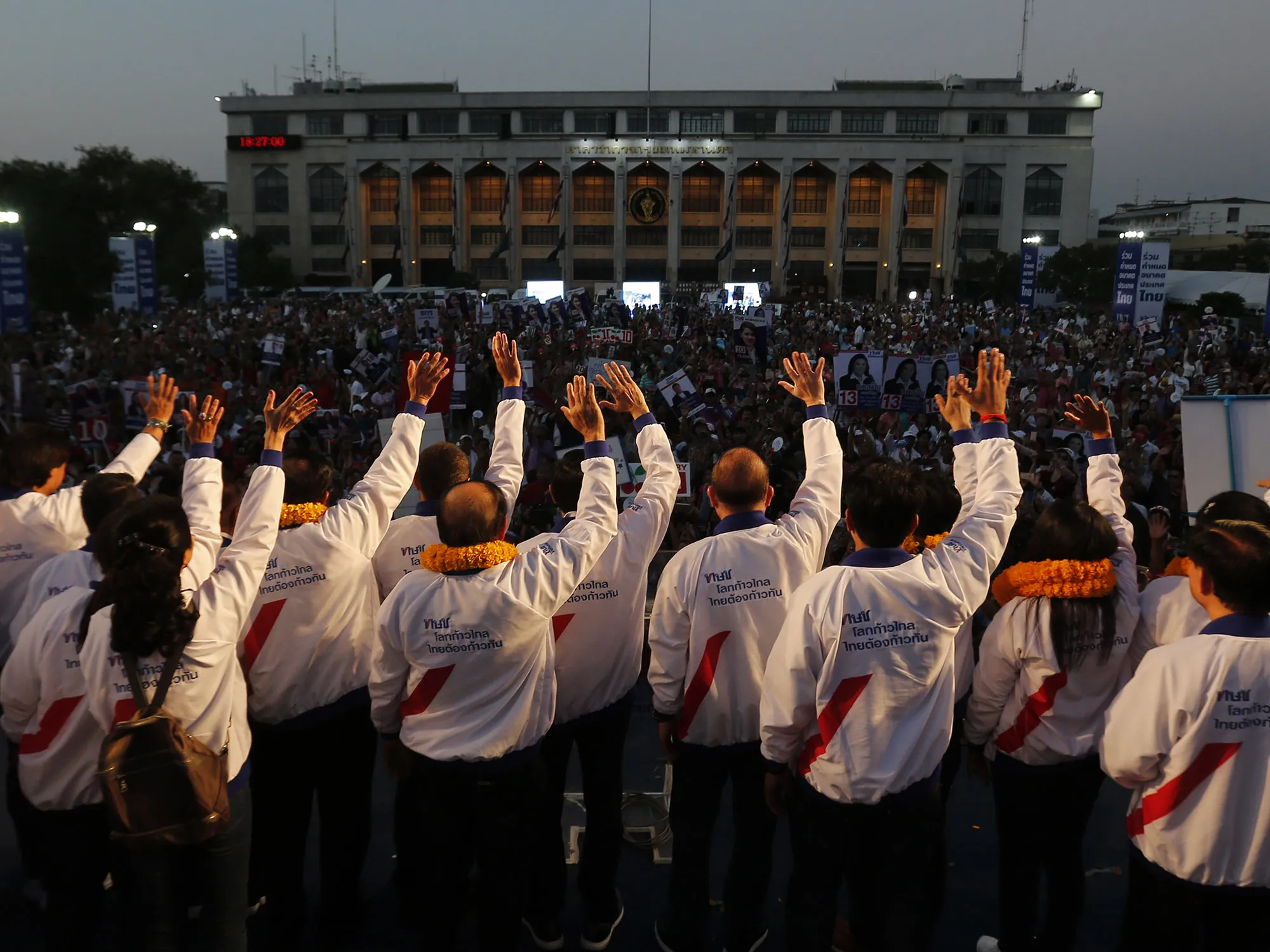 Members of Thai Raksa Chart Party wave&nbsp;to supporters during a rally on March 1, 2019.&nbsp;