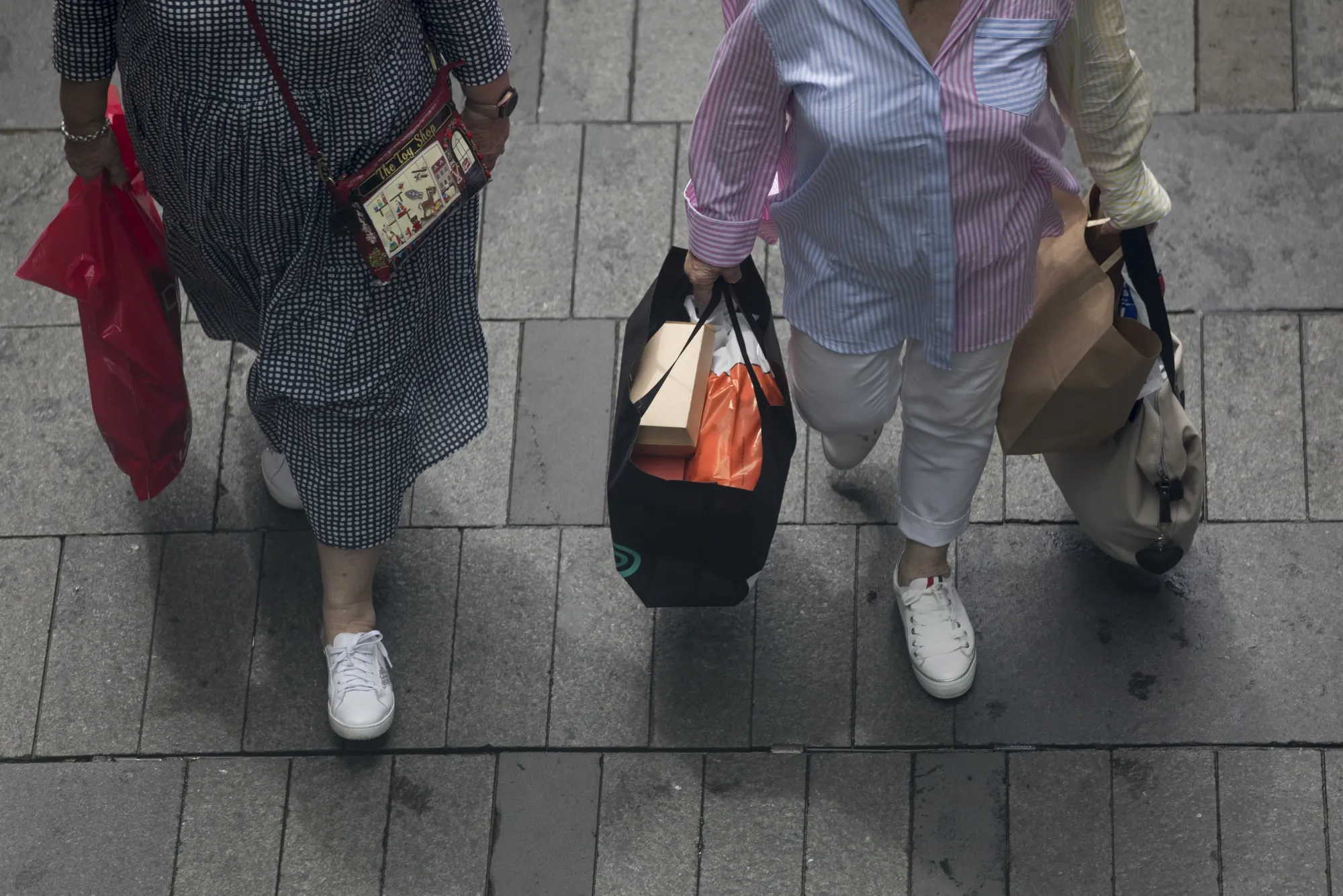 Shoppers carrying bags along a street in Sydney, Australia, on&nbsp;Feb. 28.&nbsp;