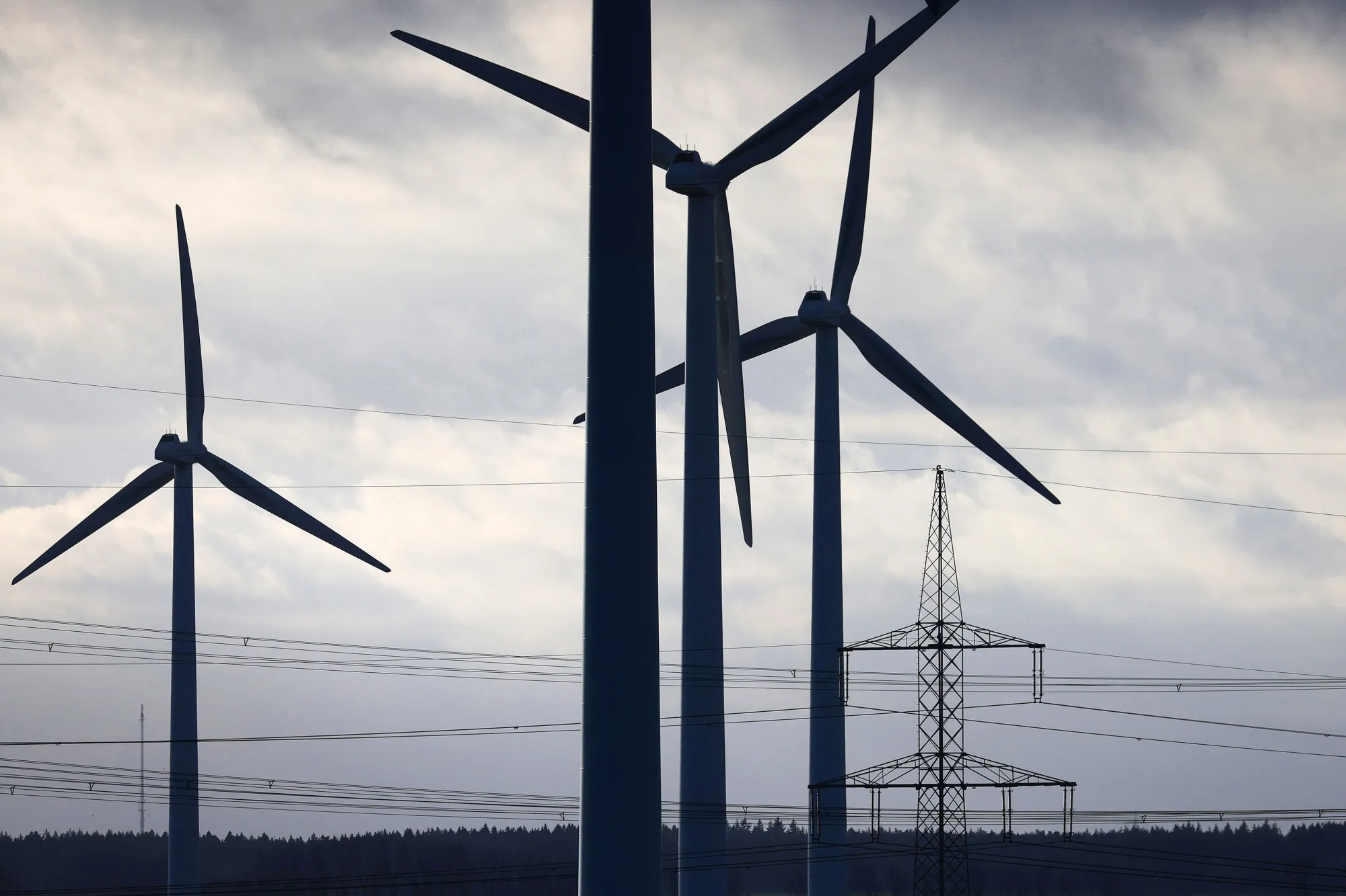 Wind turbines have steadily increased, and strong winds have pushed up production of&nbsp;renewable energy.