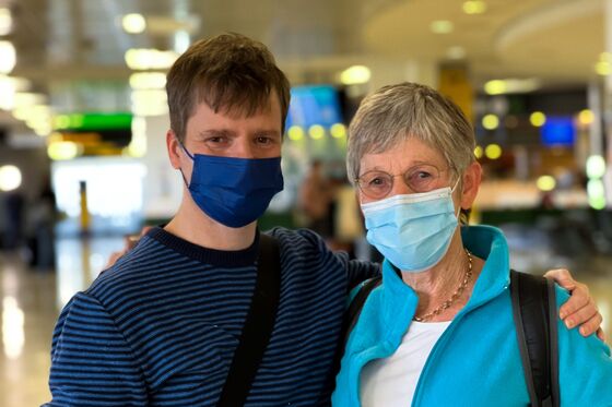 ‘Light at the End of the Tunnel’: Scenes of International Reunions at Newark Airport