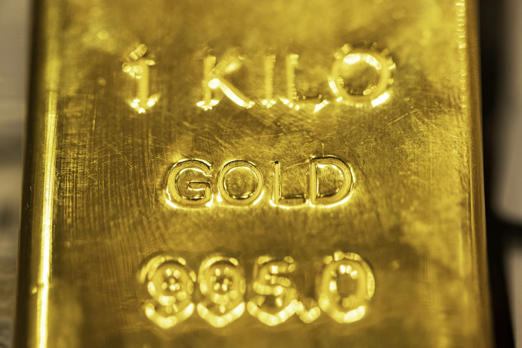 Silver’s Reddit-Fueled Surge Pains Dealers in Dubai’s Souks