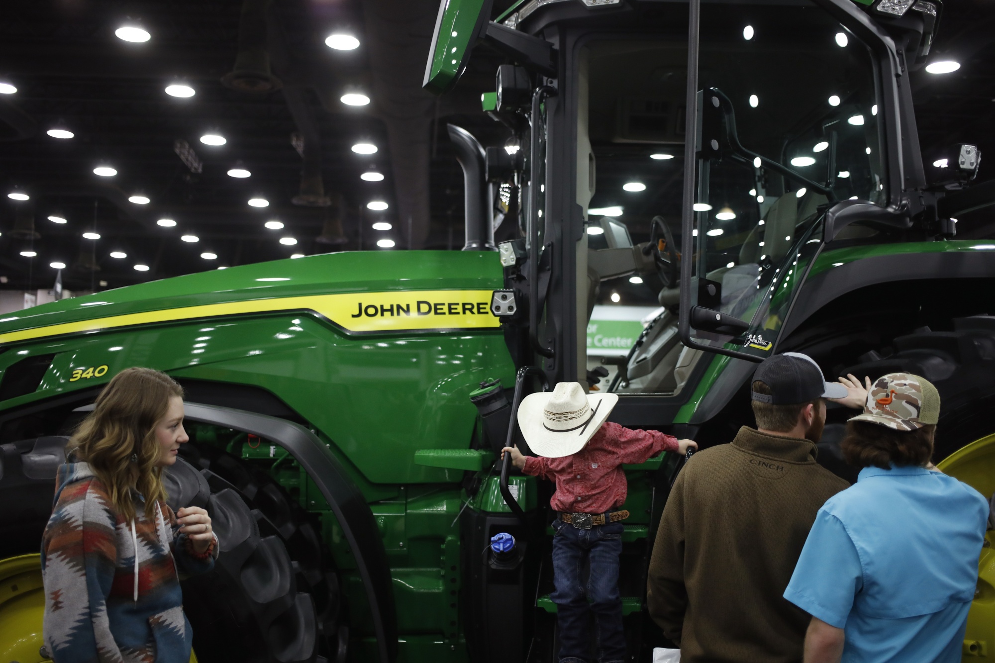 Farmers Fight John Deere Over Who Gets to Fix an $800,000 Tractor -  Bloomberg