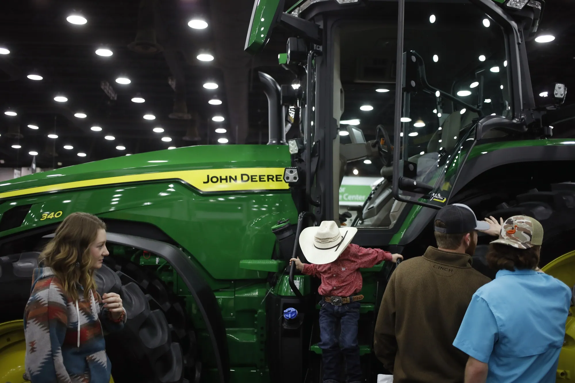 Deere&nbsp;expects net income for fiscal 2023 between $9.75 billion and $10 billion.